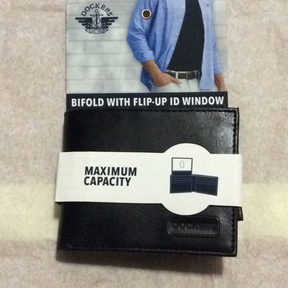 Dockers RFID Bifold with Flip-up ID Window Wallet